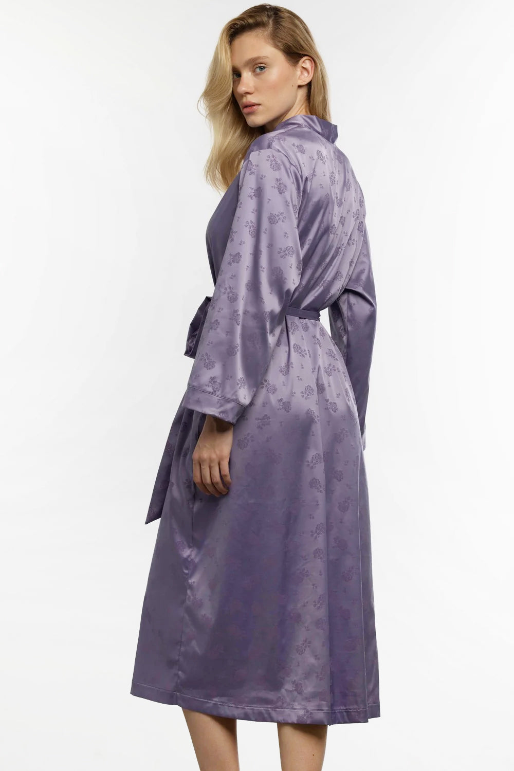 Атласный халат с цветами 8250.4 lilac