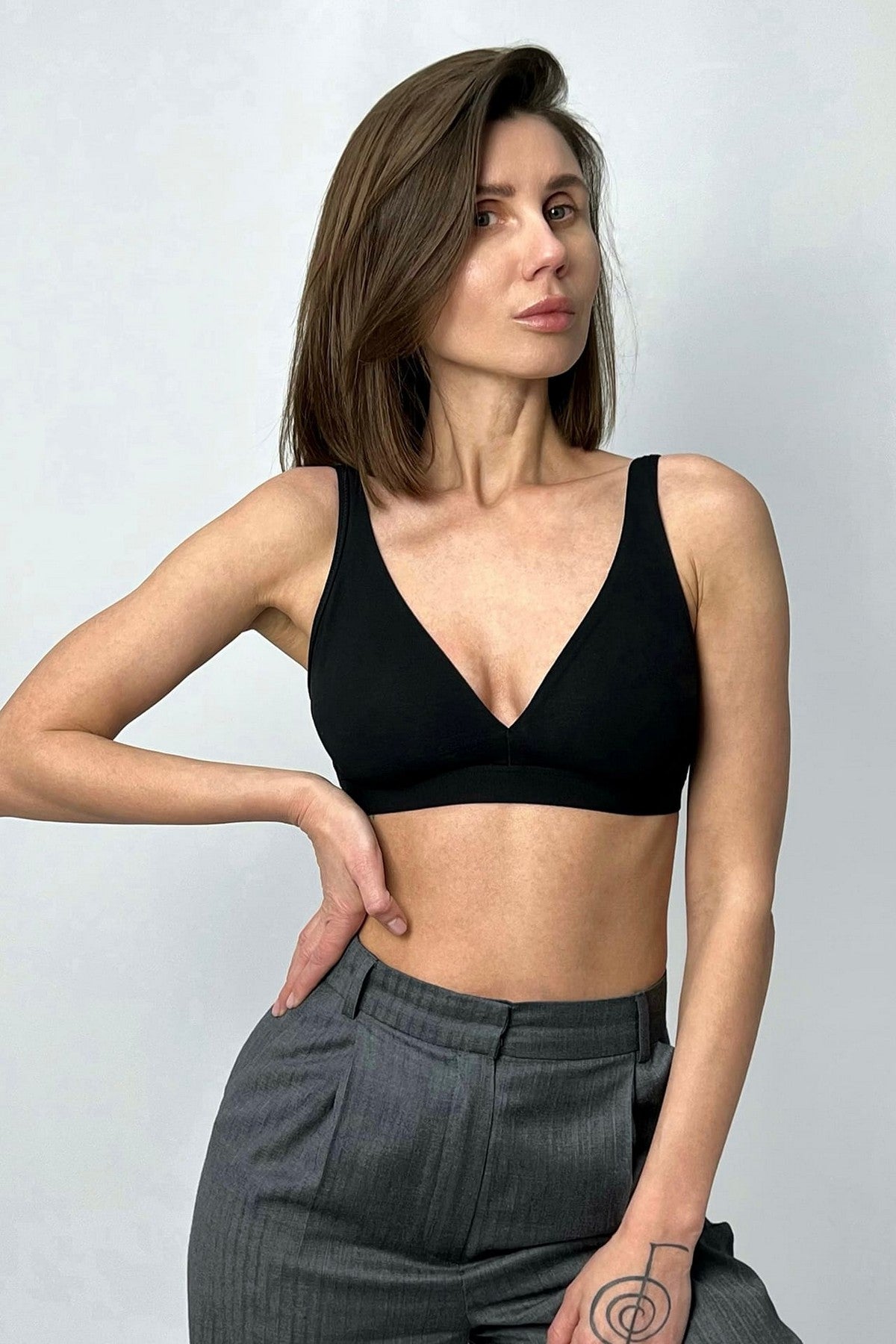 Бесшовный бюстгальтер без косточек 92H20 Shape black