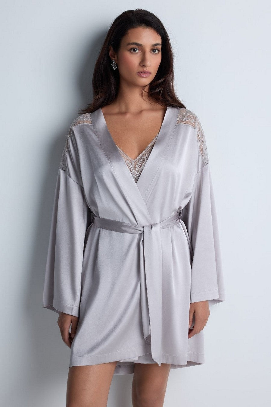 Шелковый халат с кружевом 2S65 Midnight Whisper cosmos silver
