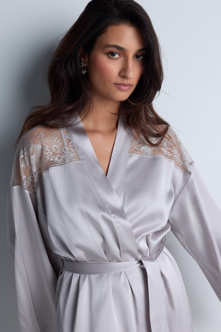 Шелковый халат с кружевом 2S65 Midnight Whisper cosmos silver