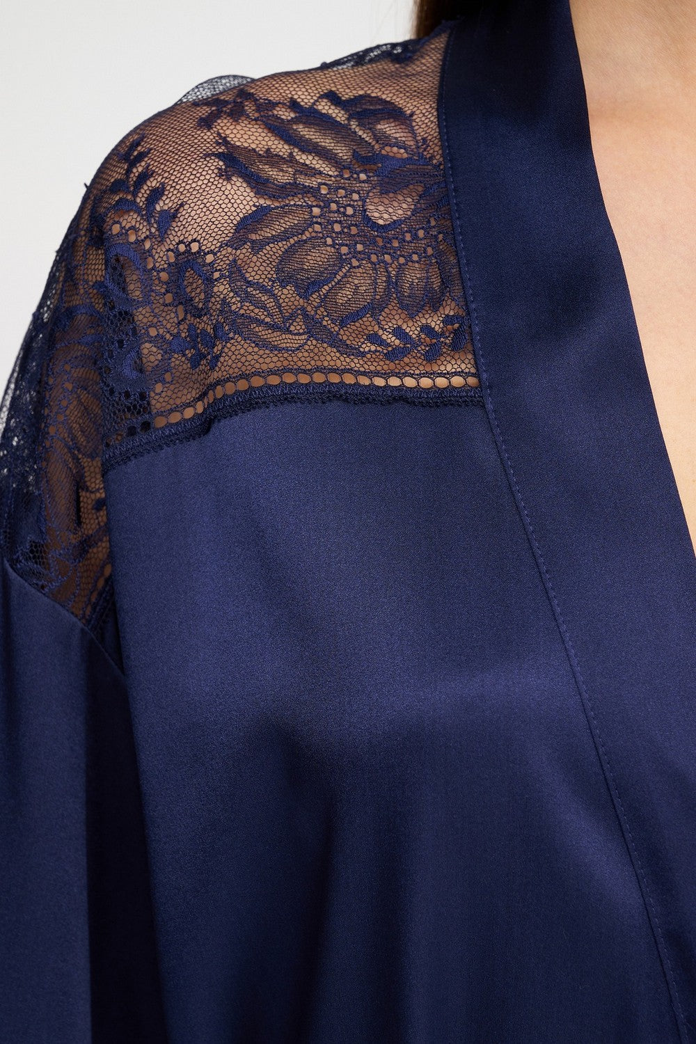 Шелковый халат с кружевом 2S65 Midnight Whisper evening blue