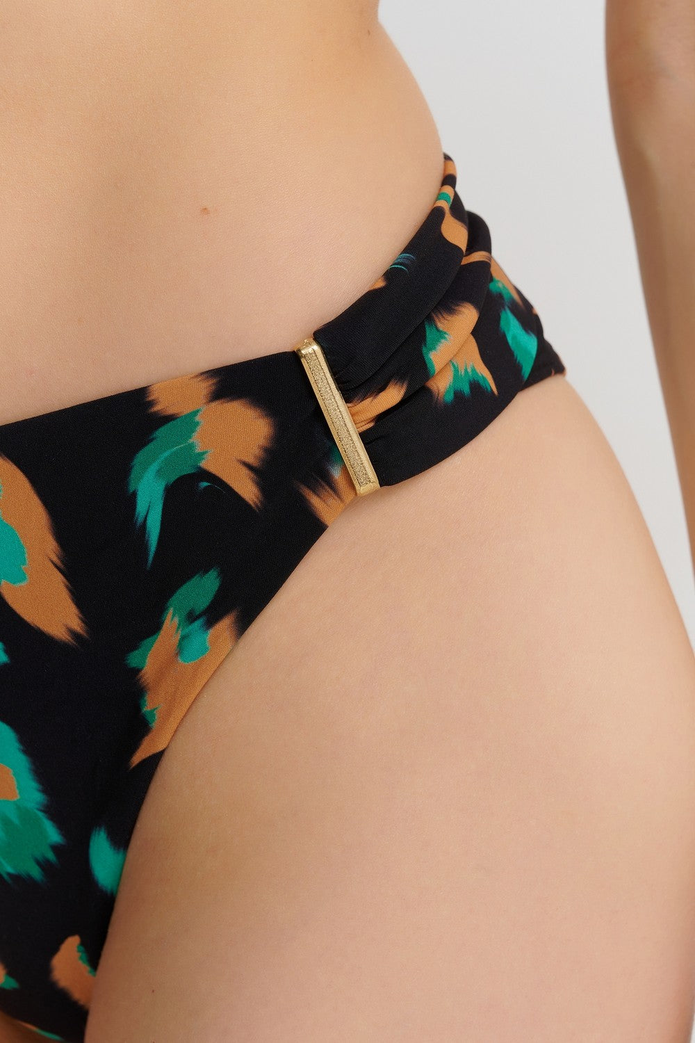 Купальные плавки слип 4V22 Feline Energy green panth