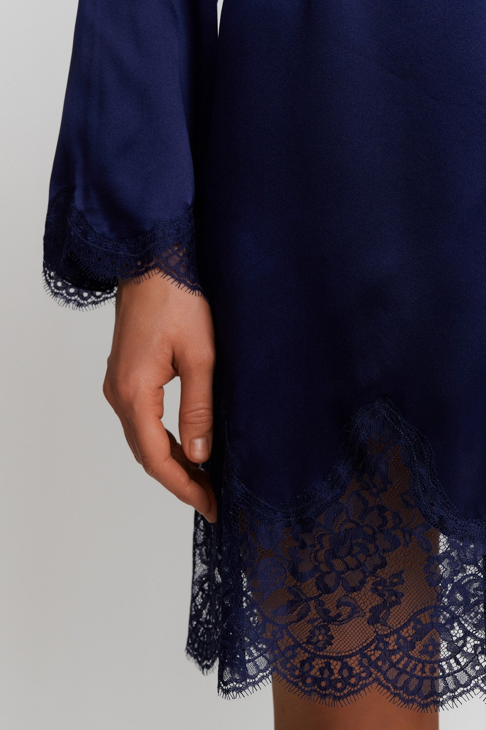 Шелковый халат с кружевом QS65 Toi Mon Amour marine