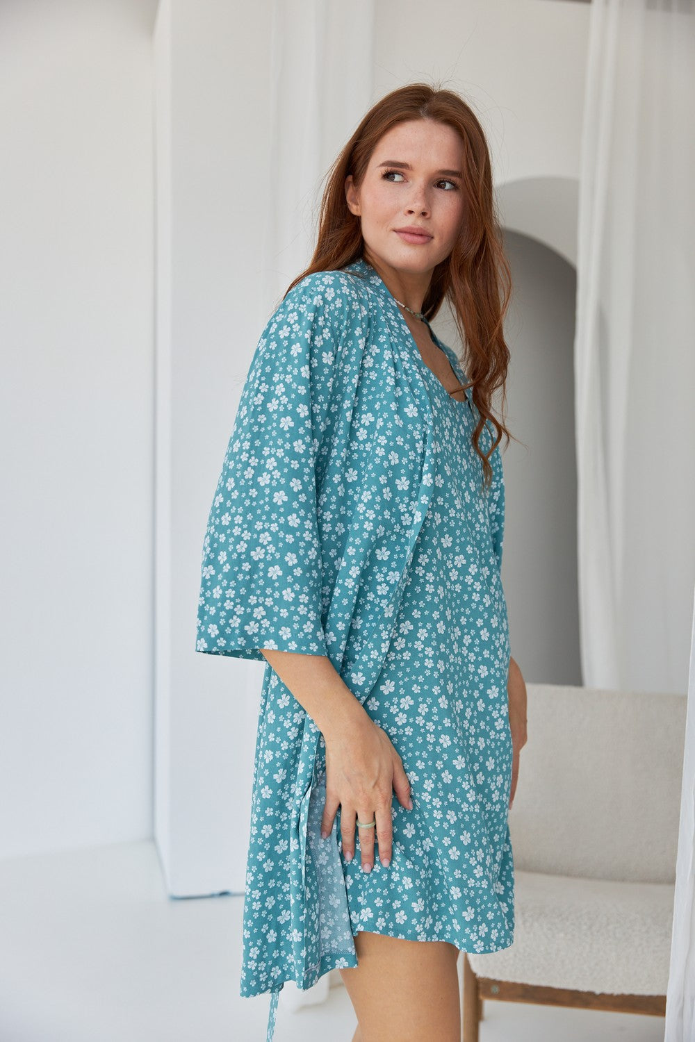 Халат из штапеля 0099 white flowers/turquoise