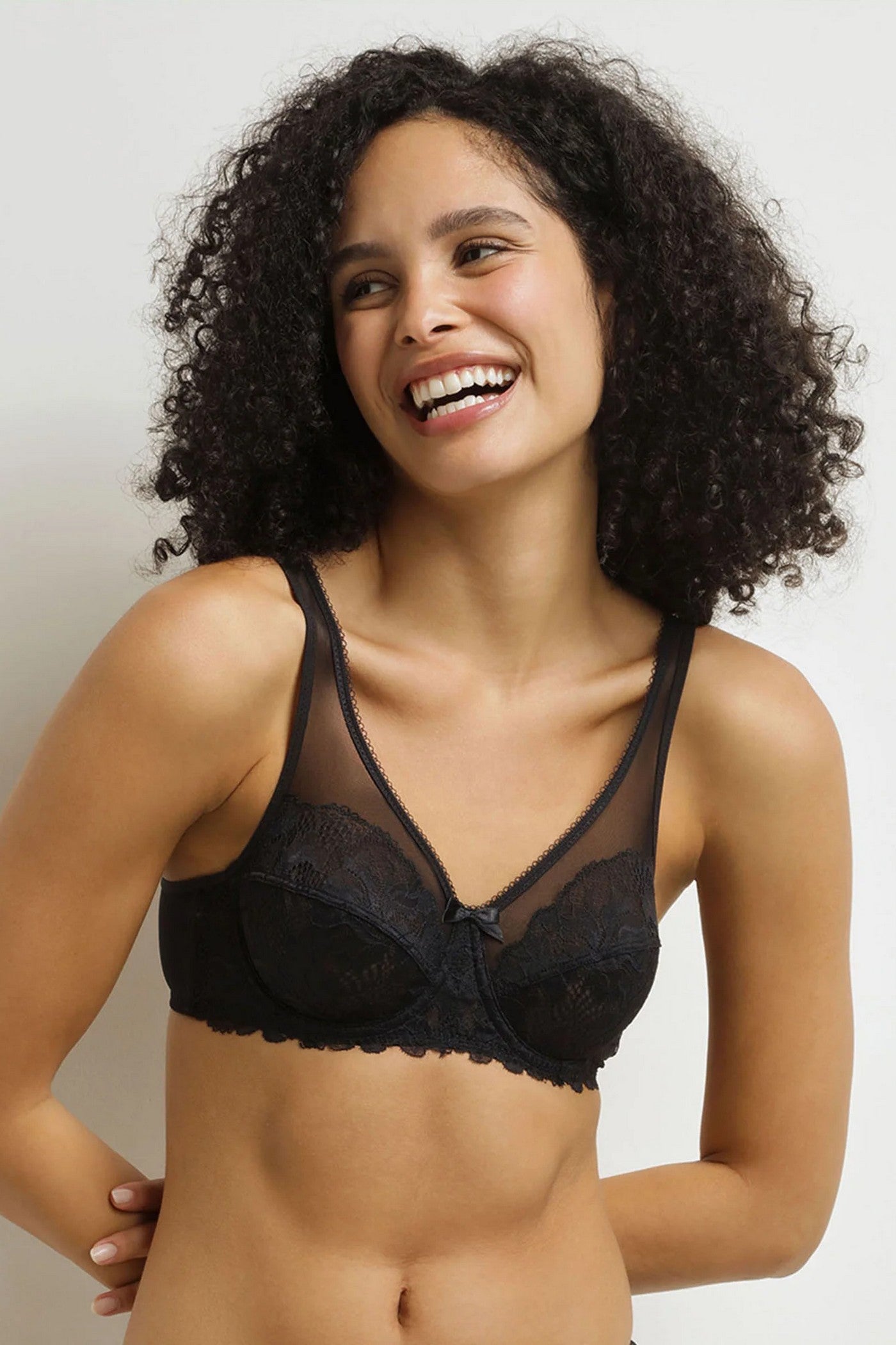 Кружевной бюстгальтер D08H4 Generous Essentiel noir