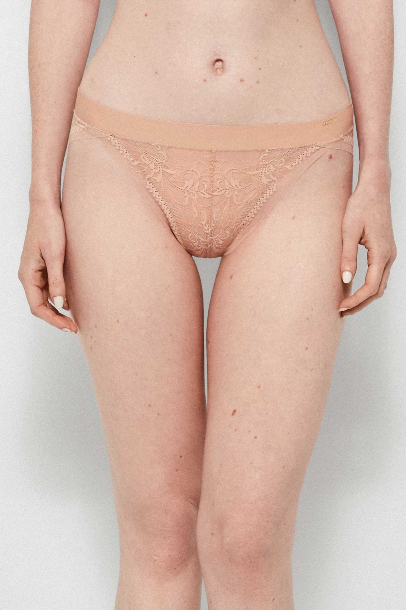 Бесшовные трусики слип из кружева 10021B beige