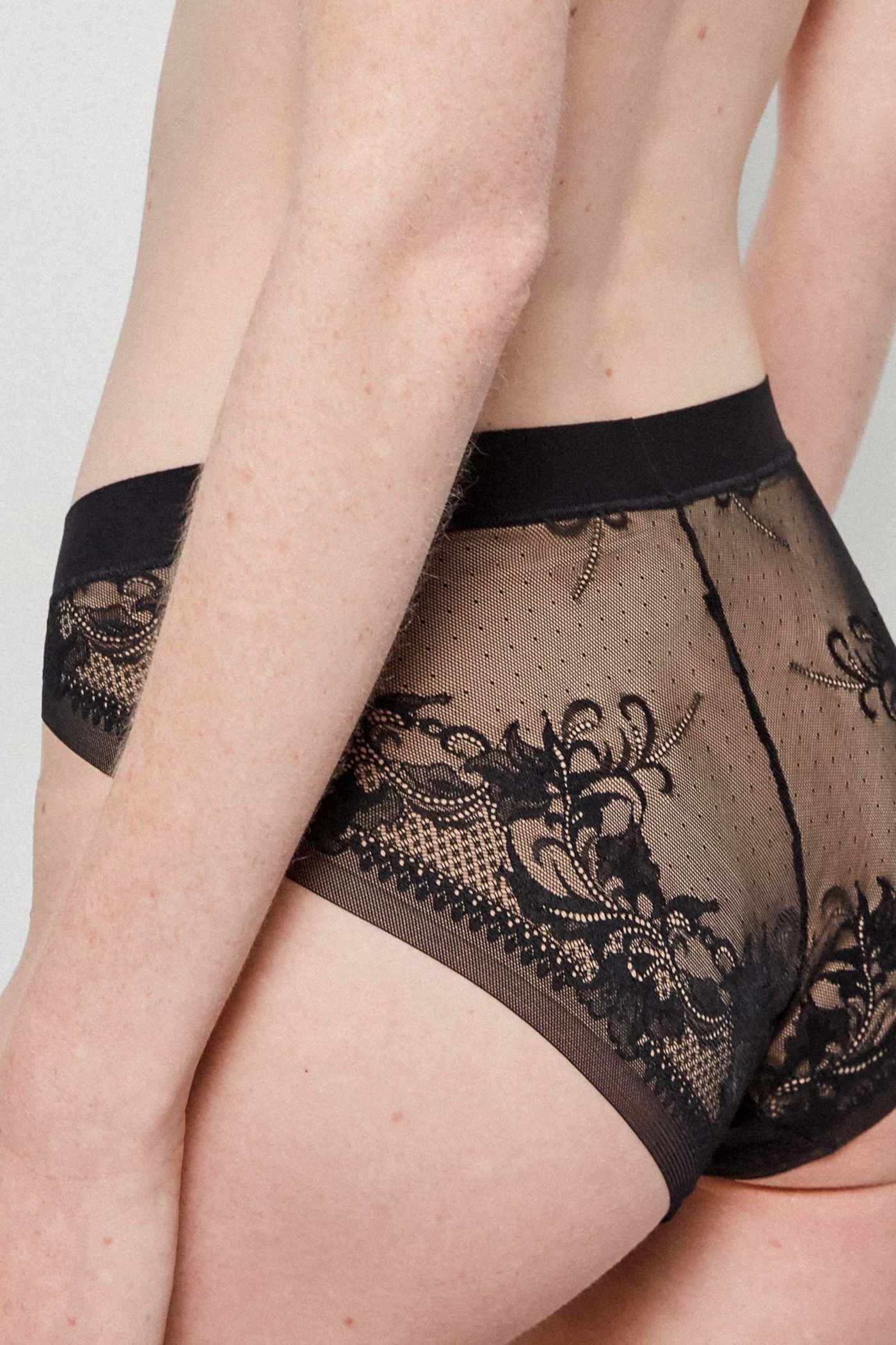 Бесшовные трусики слип из кружева 10021B black