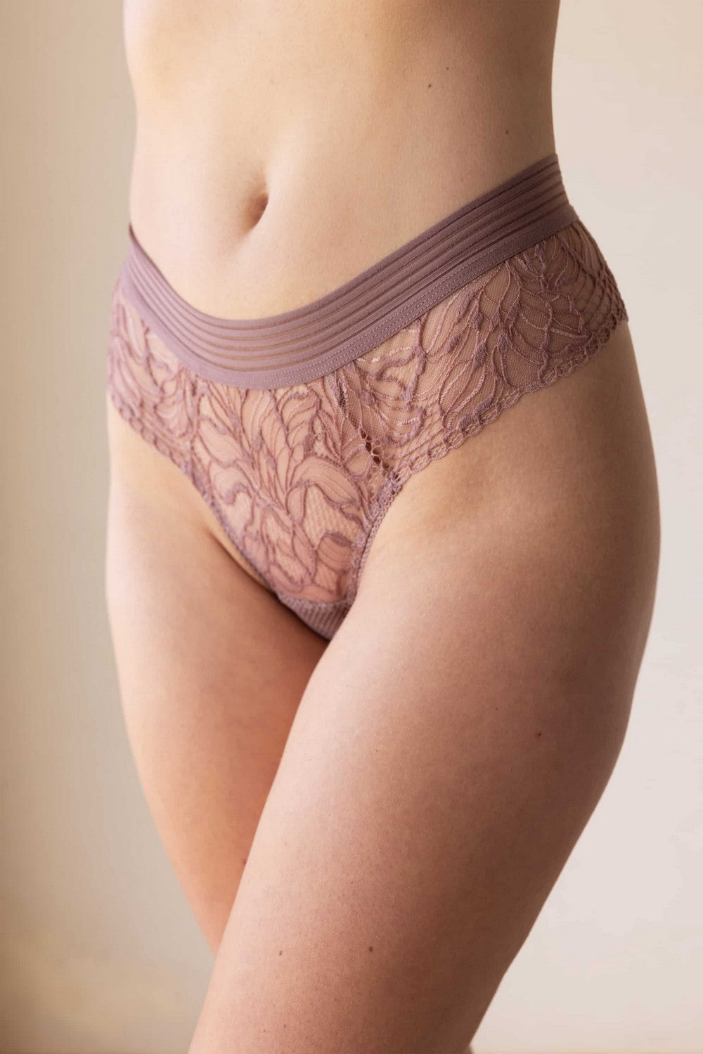 Мереживні трусики стрінг 3586.00.02 Ariel cappuccino Kleo
