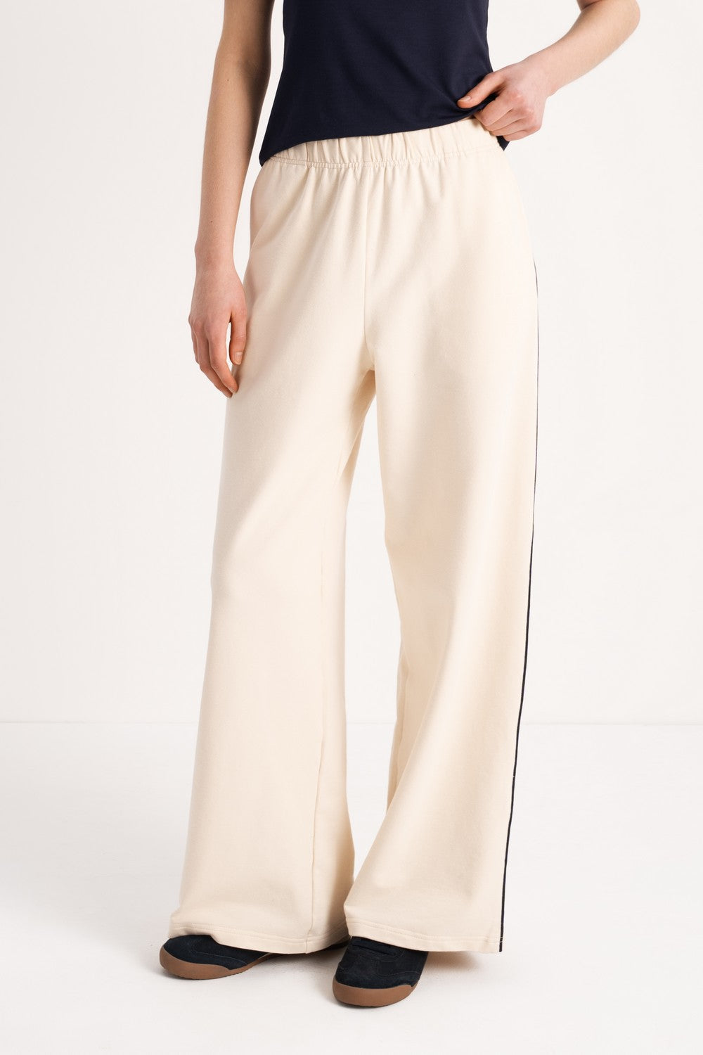 Прямые брюки с кантом LC033b Romeo milk