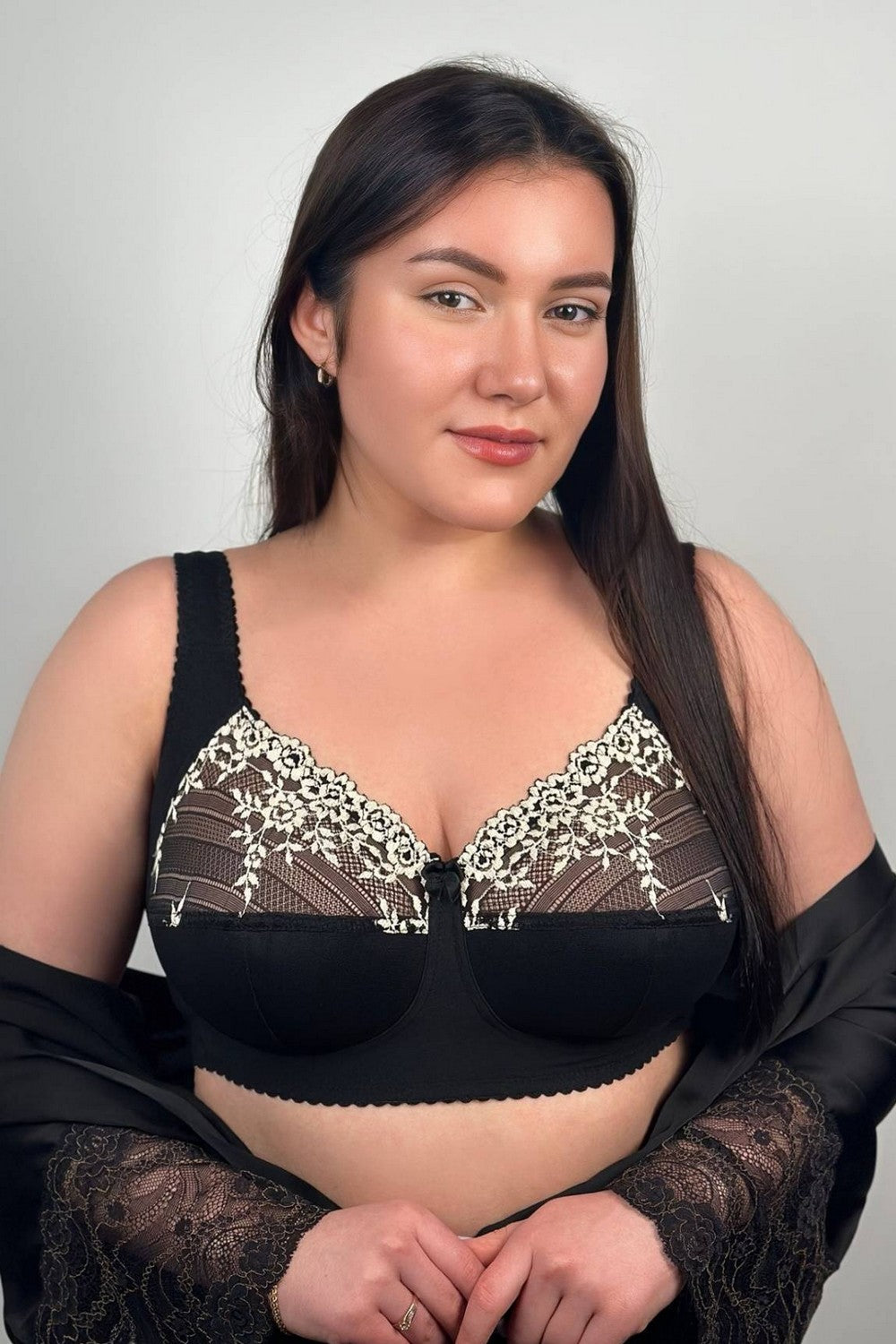 Мягкий бюстгальтер с кружевом 127400 Classic black/silver peony