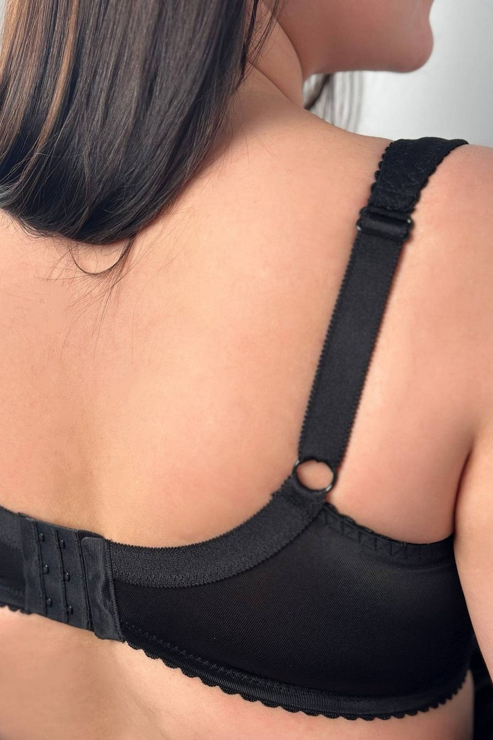 Мягкий бюстгальтер с кружевом 127400 Classic black/silver peony