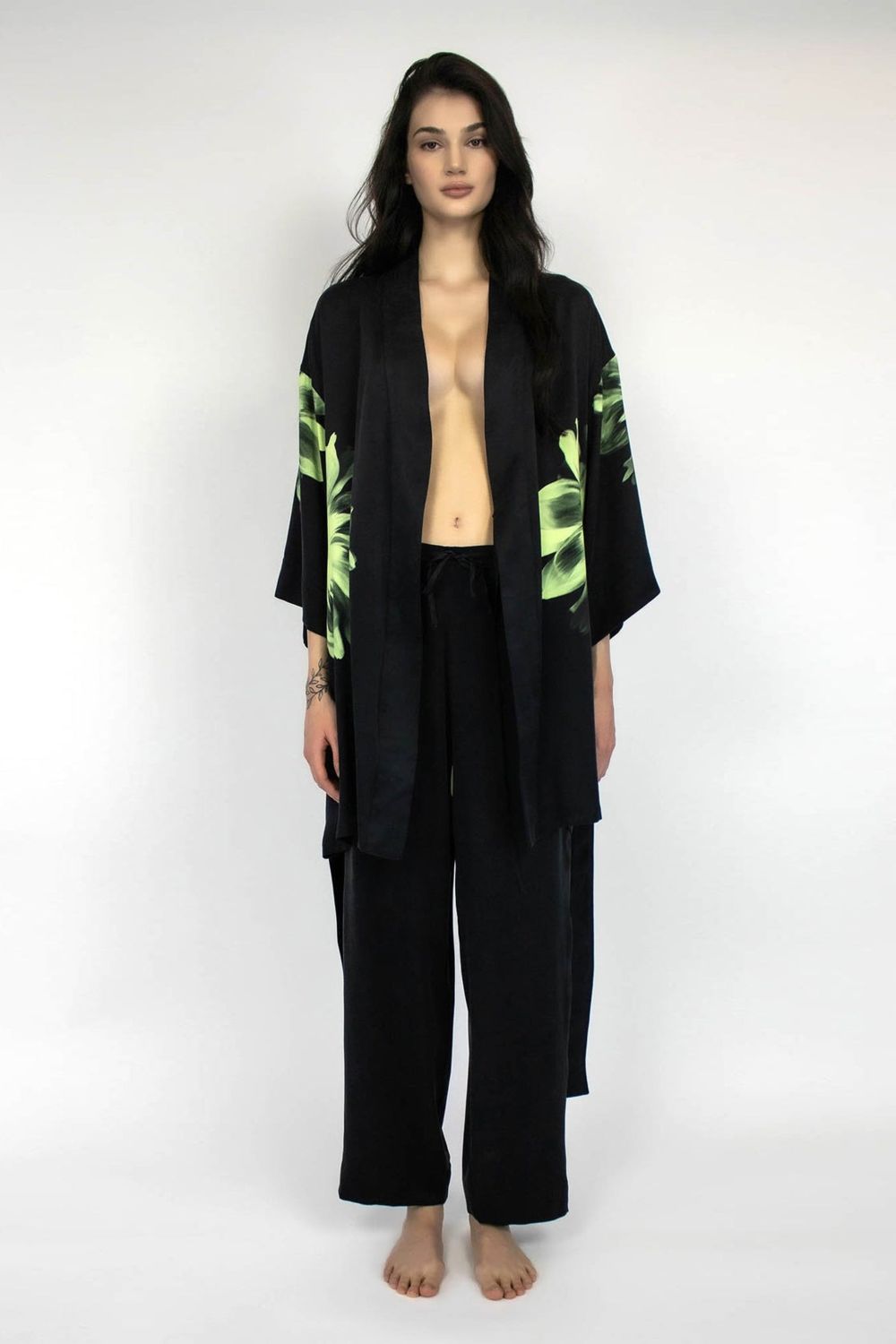 Шелковый халат 241201-17 black flower