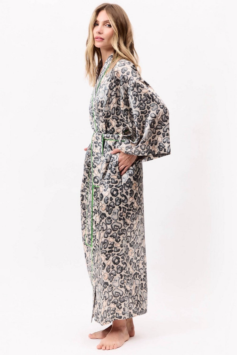 Шелковый халат с принтом 251201-21 Animal Print snow leopard