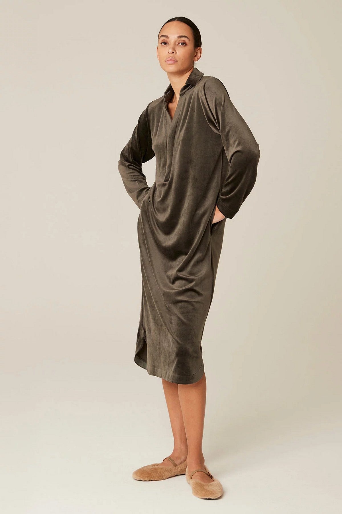 Велюровое домашнее платье Noalie Sensation of tactile touch khaki