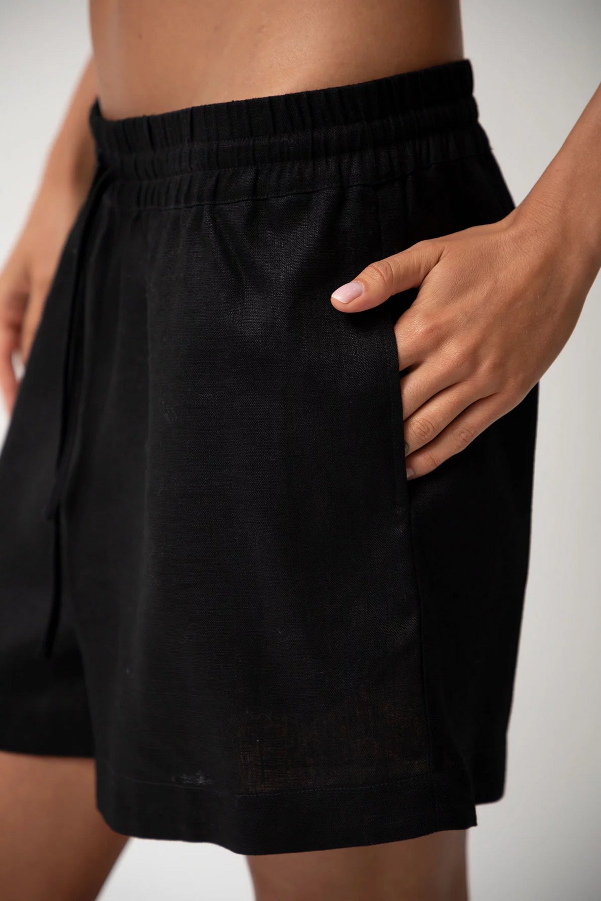 Льняные шорты 242203-05 Perfect Days black