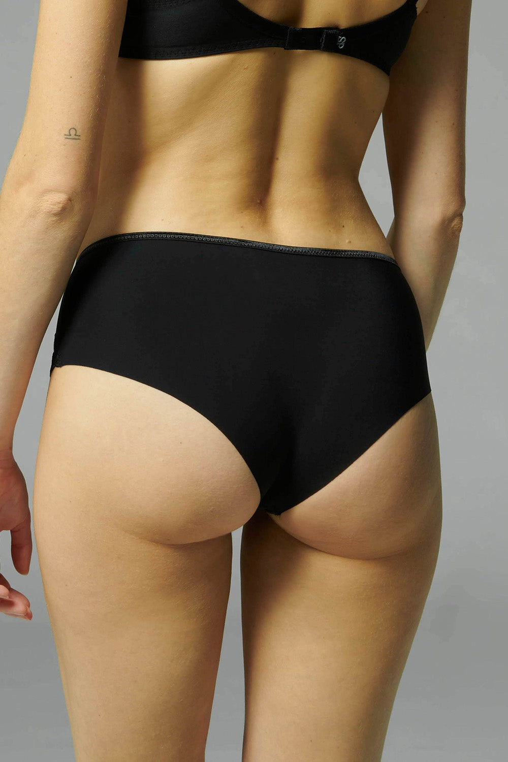 Шортики с вышивкой Andora 131637 black