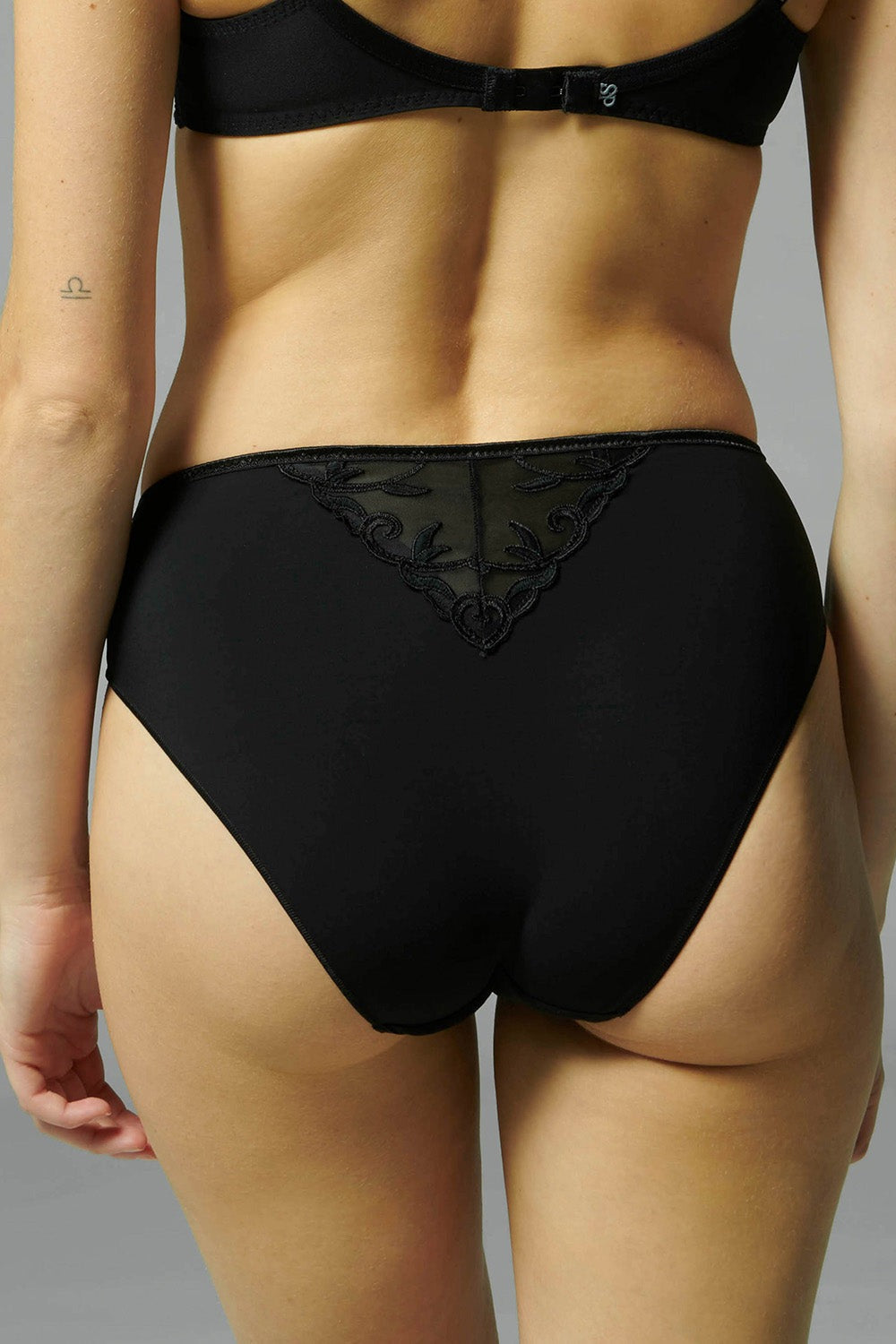Трусики слип с вышивкой Andora 131777 black