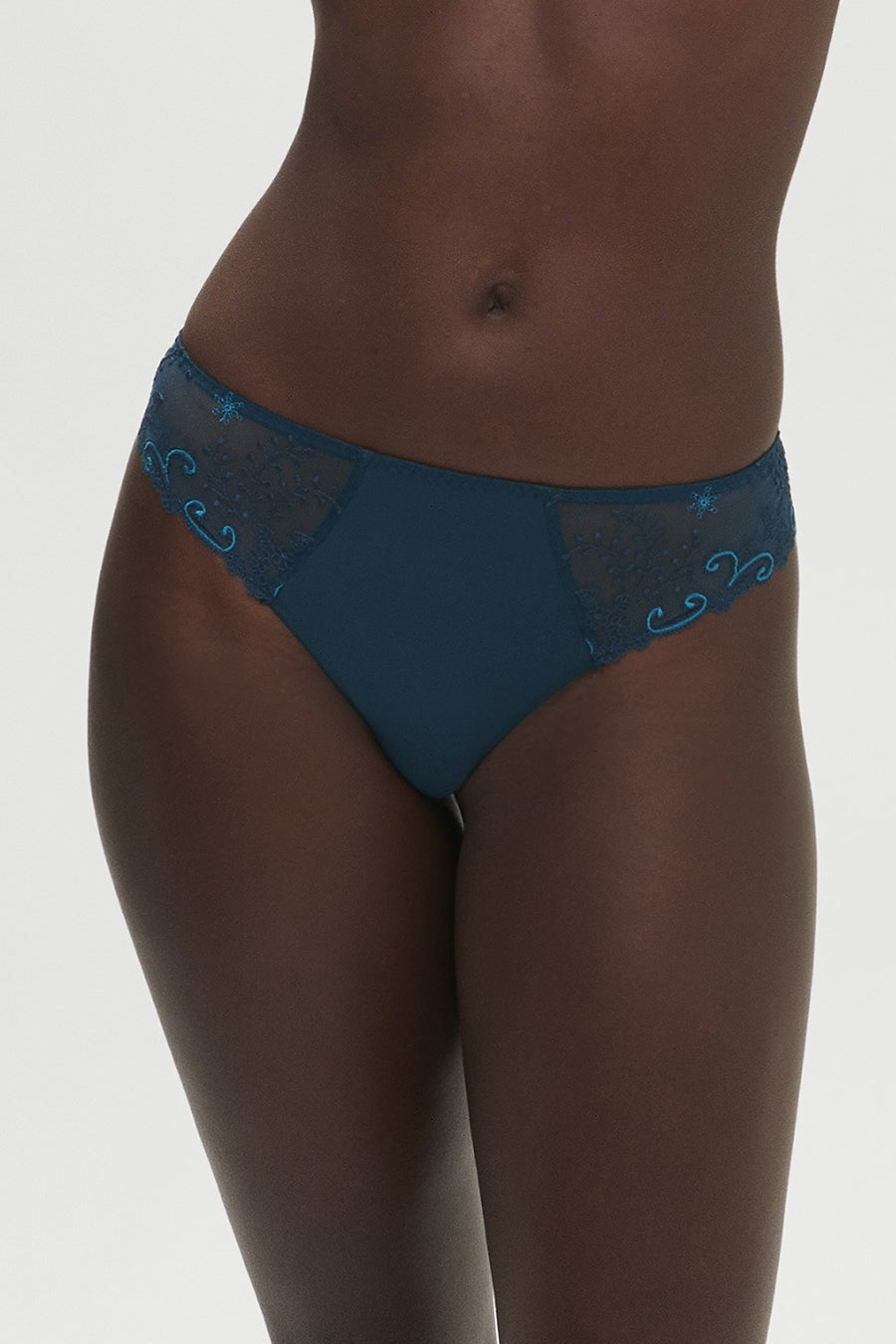 Трусики стринг с вышивкой Delice 12X700 bleu prestige FW23