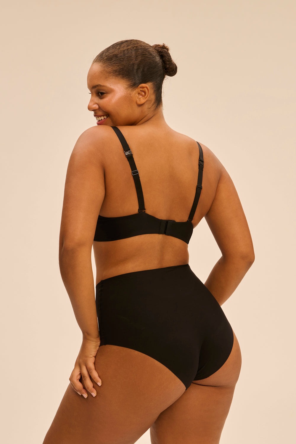 Безшовний бюстгальтер на кісточках Essentiel 13V317 black