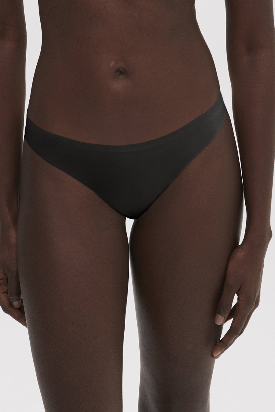 Бесшовные трусики стринг Essentiel 13V710 black