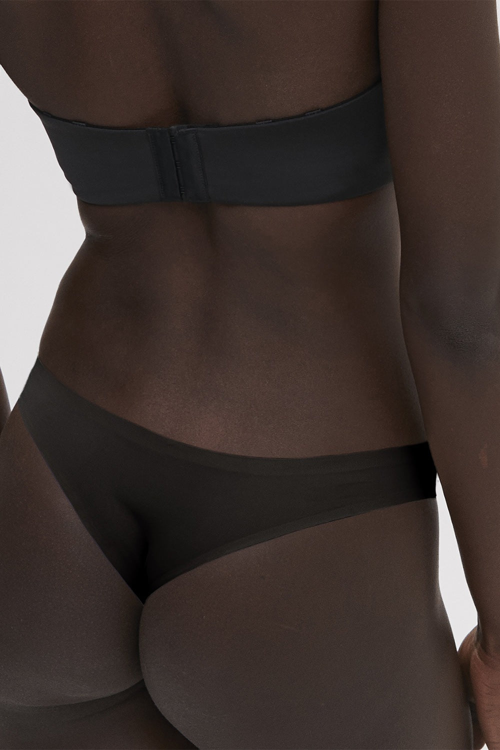 Бесшовные трусики стринг Essentiel 13V710 black