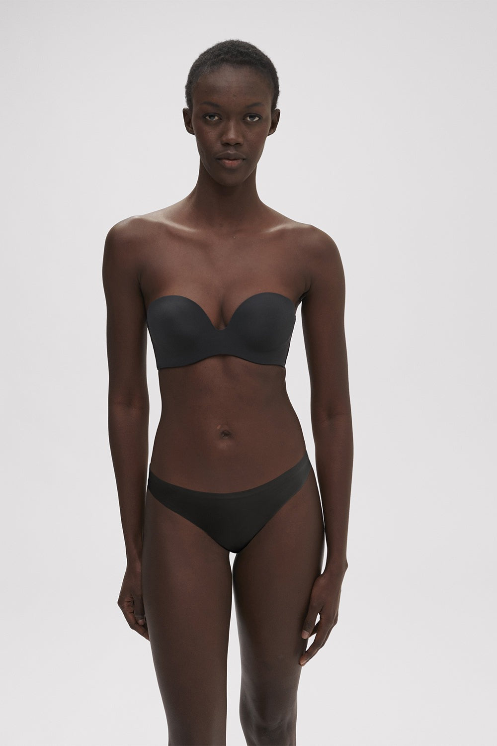 Бесшовные трусики стринг Essentiel 13V710 black