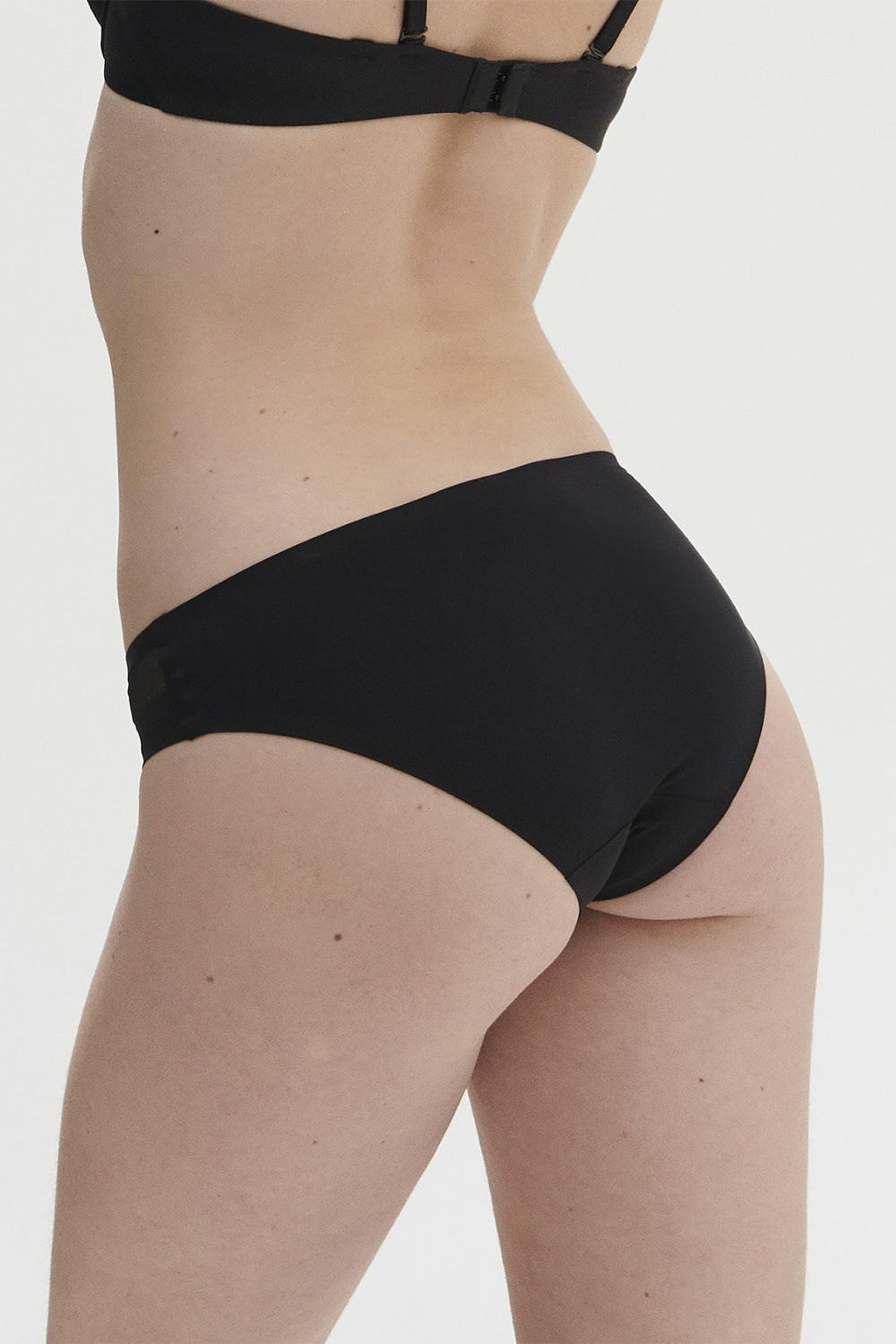 Бесшовные трусики слип Essentiel 13V720 black