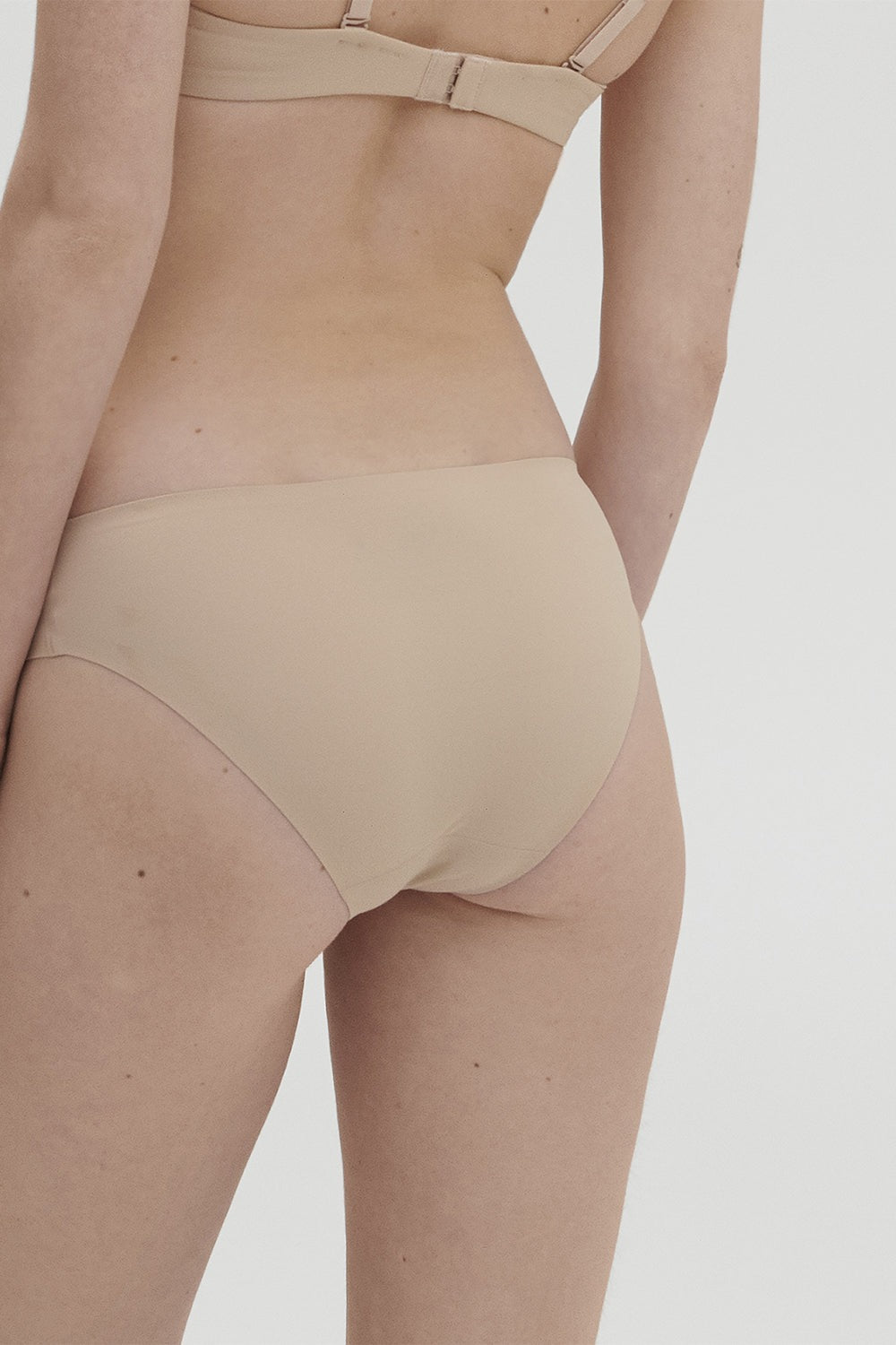 Бесшовные трусики слип Essentiel 13V720 peau rosee