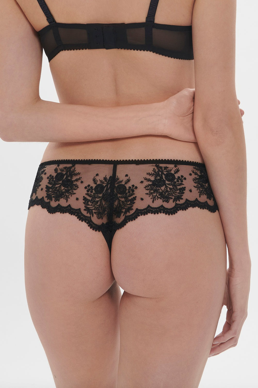 Трусики стринг с вышивкой Intrigue 1E2710 black