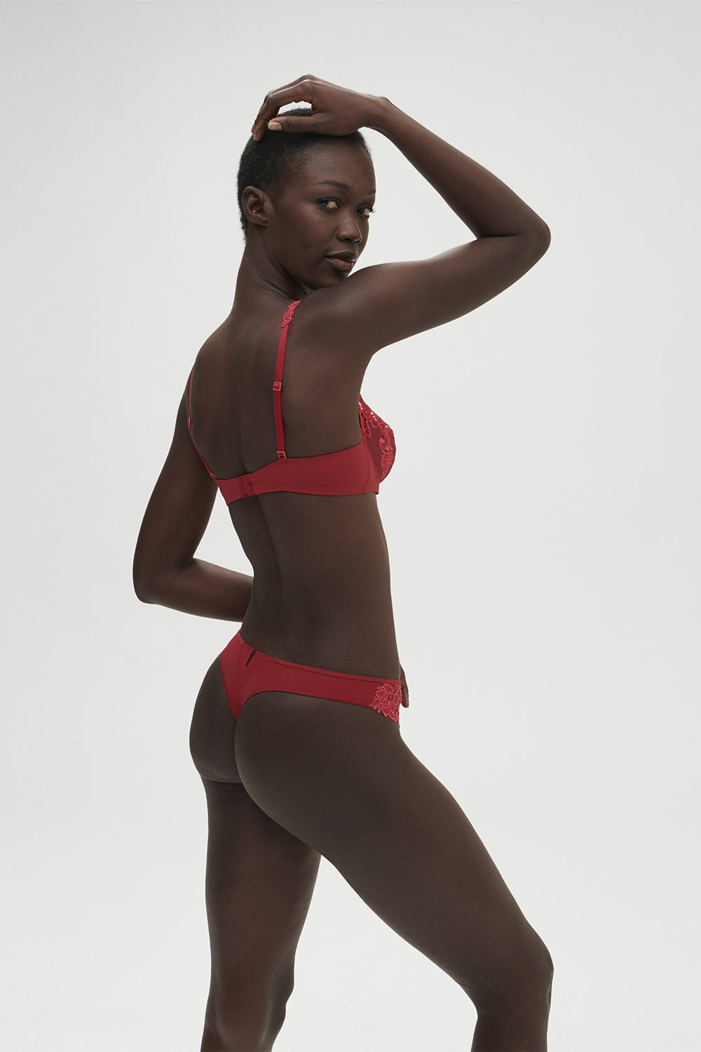 Трусики стринг с кружевом Saga 15C700 lipstick FW23