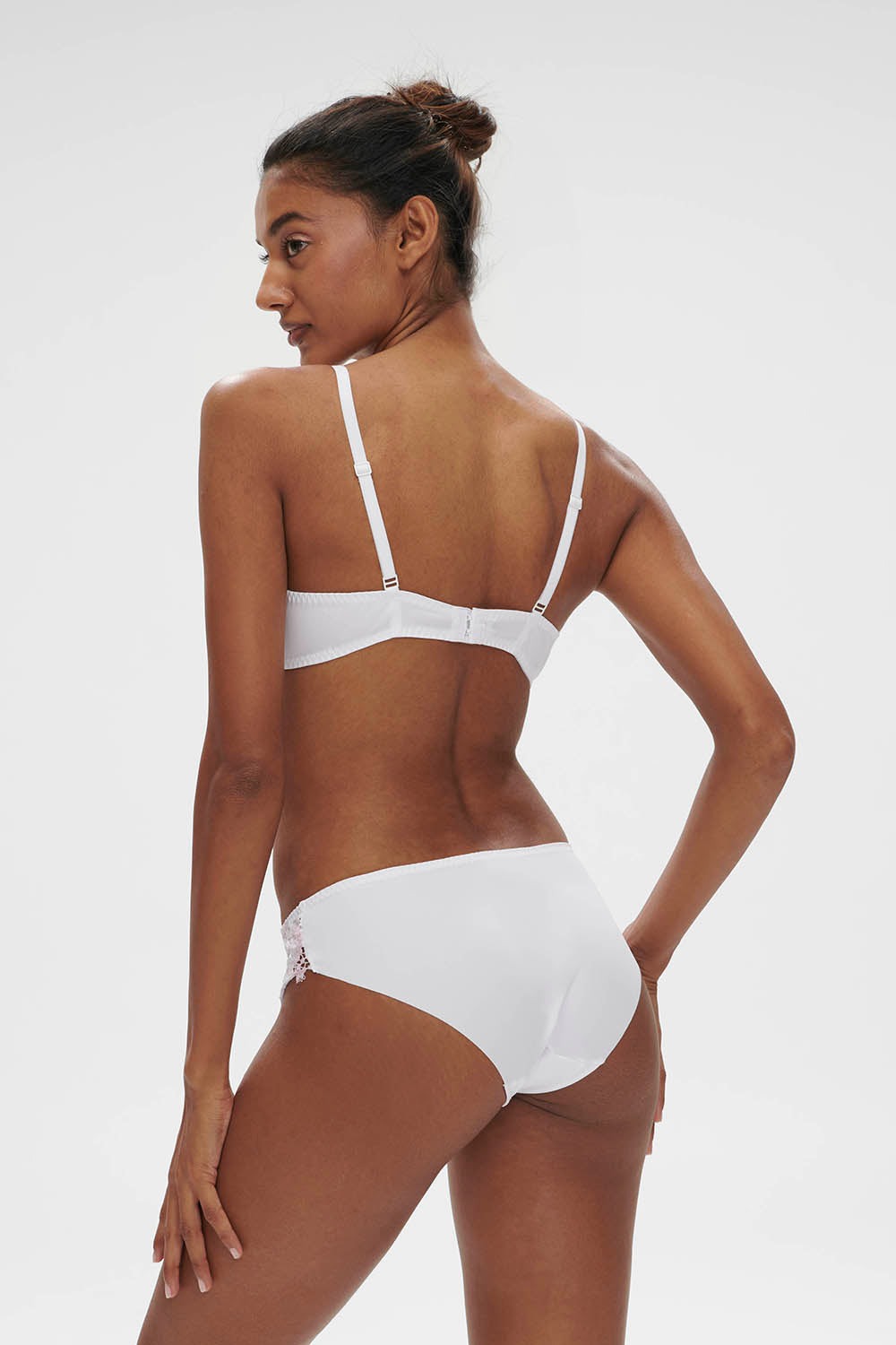 Бюстгальтер с вкладышами пуш-ап Wish 12B347 blanc cristal SS24