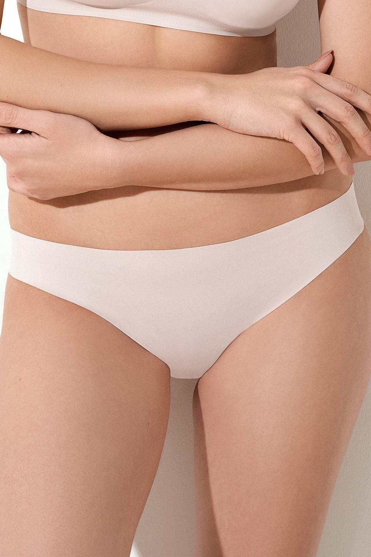 Бесшовные трусики стринг 71D61 Invisible Light silver peony