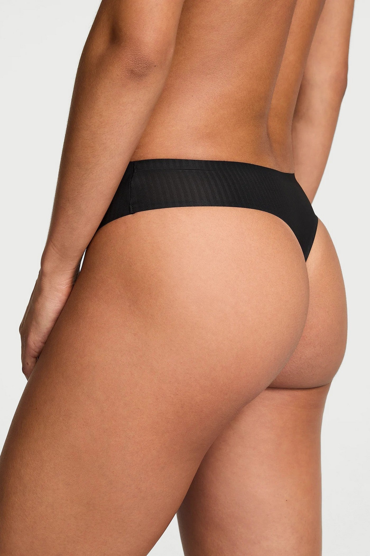 Гладкі трусики стрінги 996971118 black Victoria`s Secret вигляд ззаду