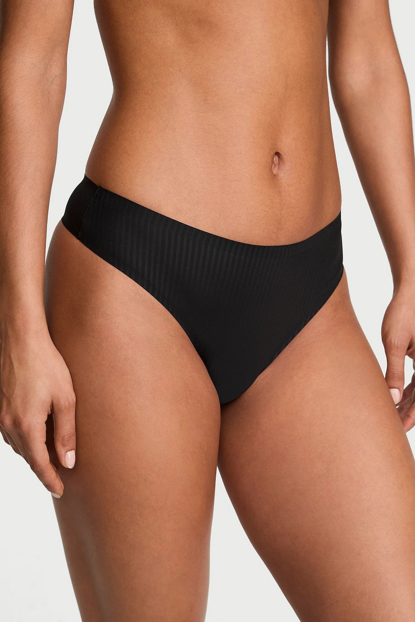 Гладкі трусики стрінги 996971118 black Victoria`s Secret