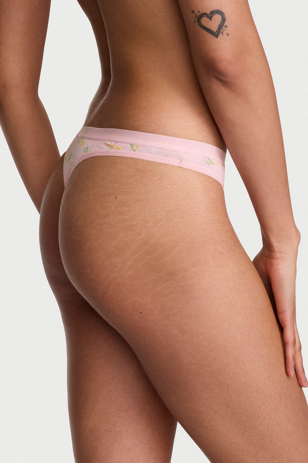 Трусики стринг із принтом 743365819 rose Victoria`s Secret спина