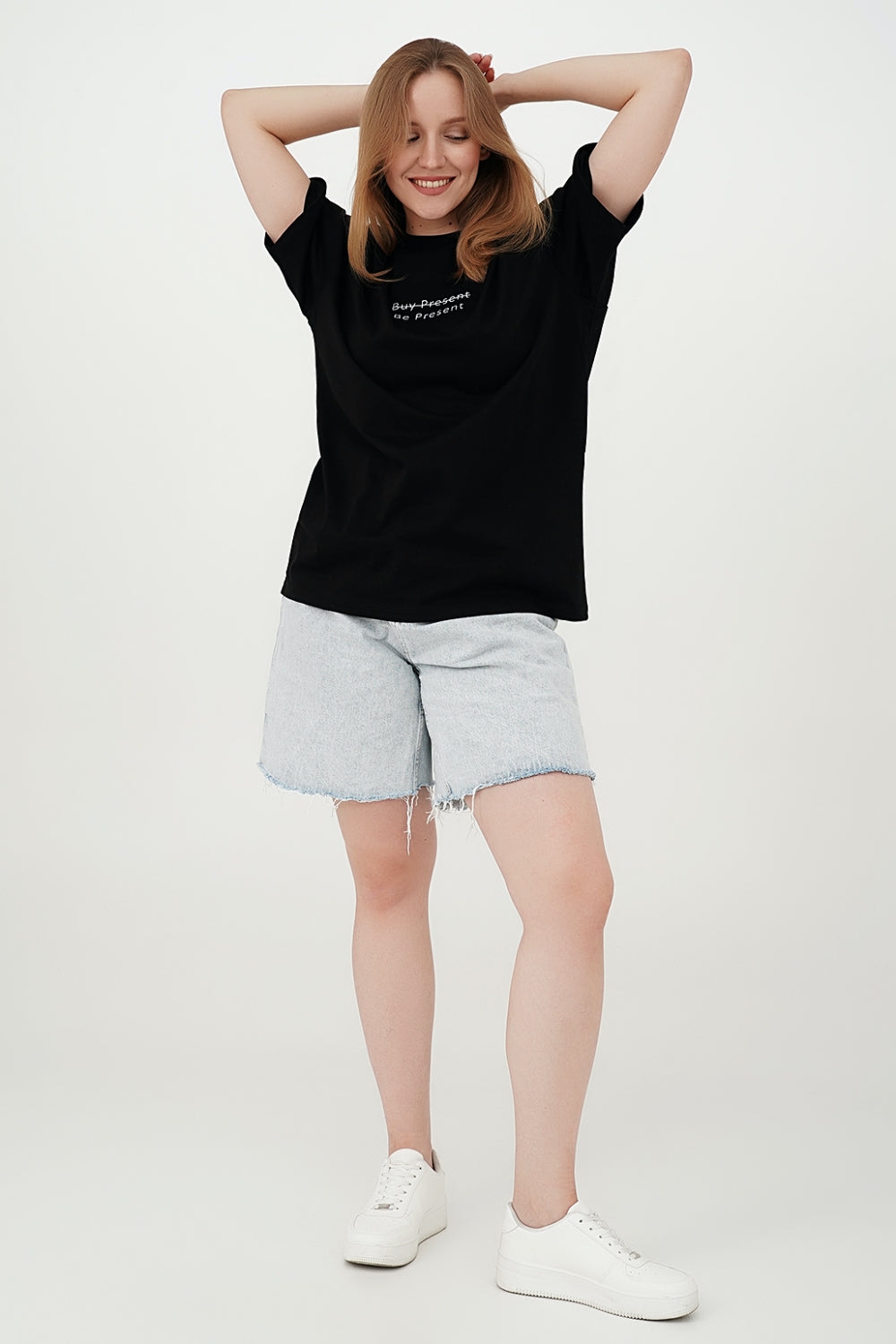 Унисекс футболка с надписью "Be present" black