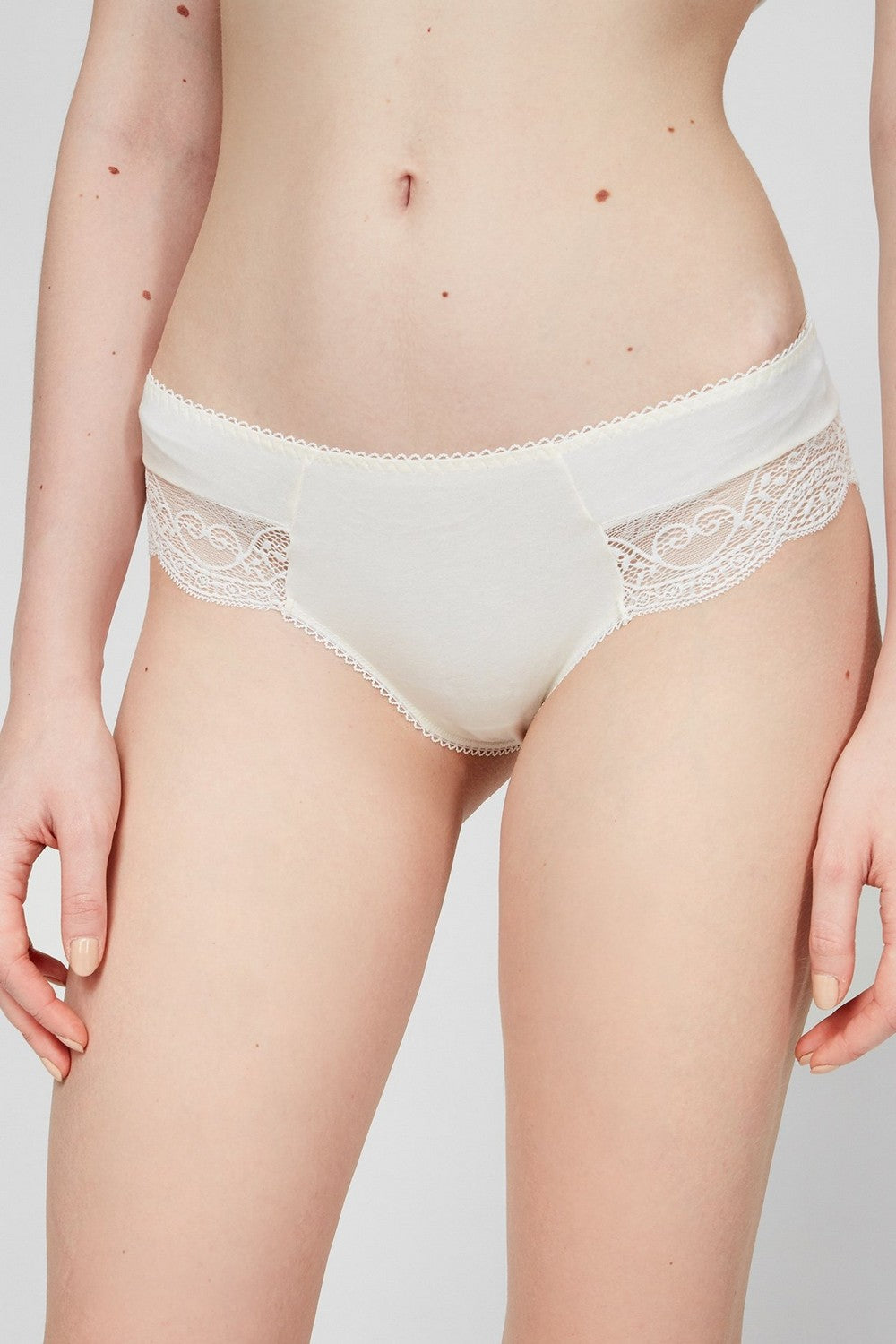 Трусики бразилиана с кружевом 2007-32 champagne