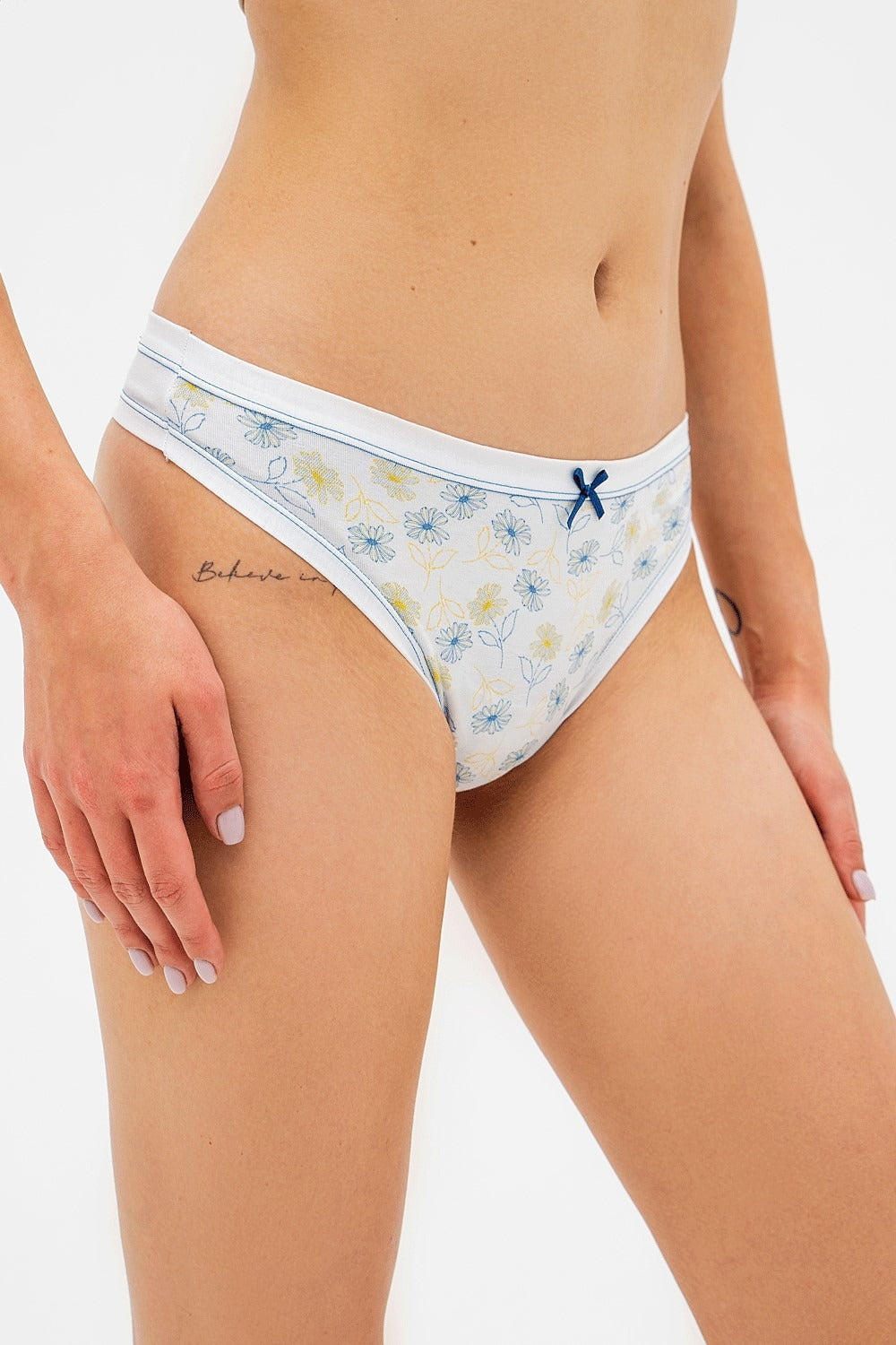 Трусики стринг с принтом 5526d white