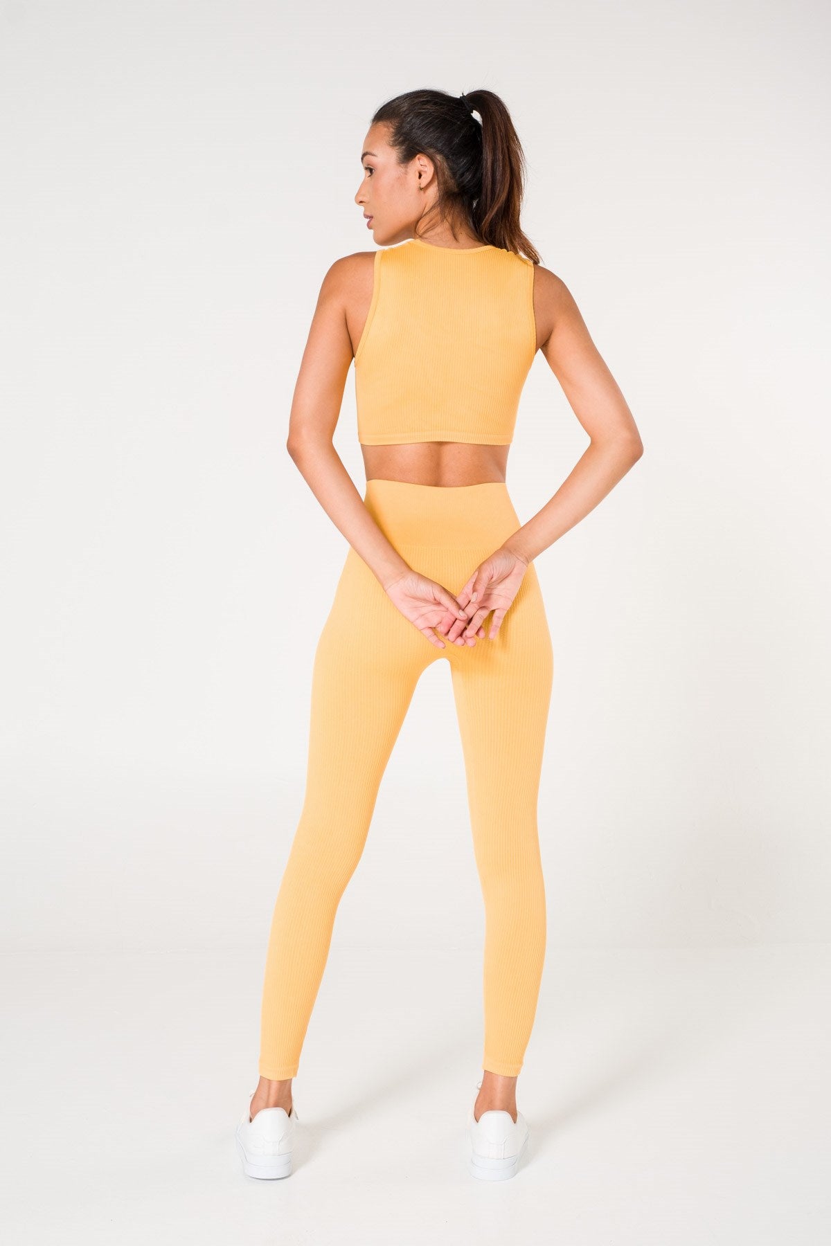 Бесшовный спортивный топ в рубчик 1510 mustard