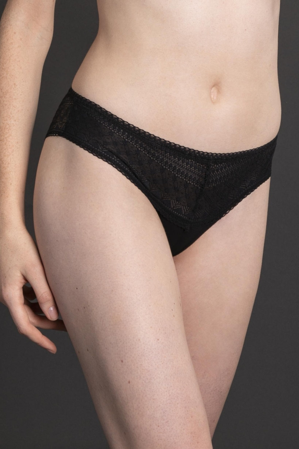 Кружевные трусики стринг POL5015ST-02 black