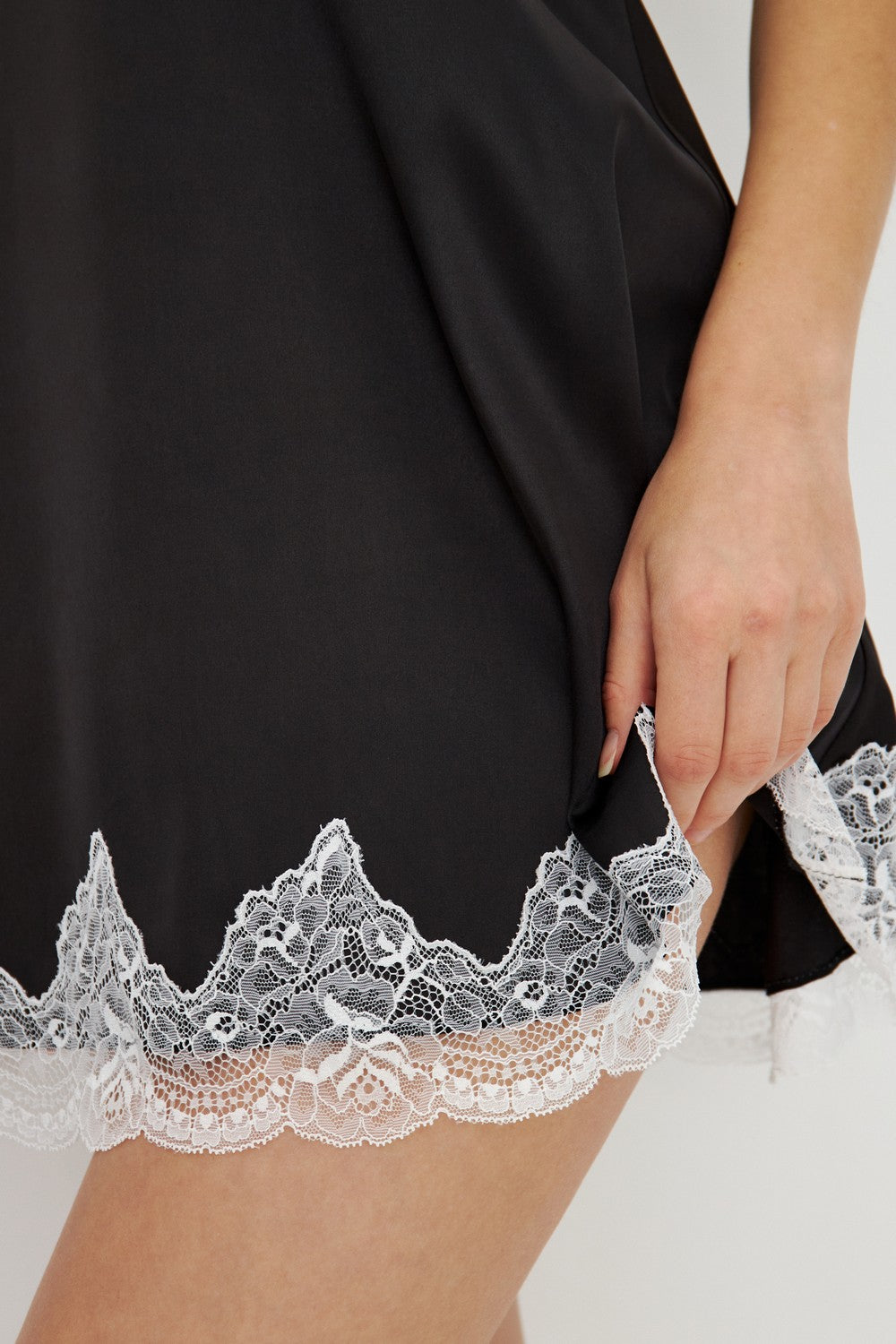 Атласная сорочка с кружевом Sara black