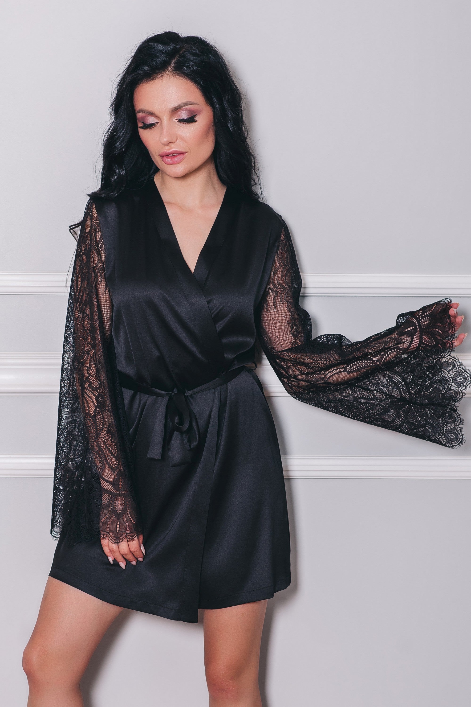 Атласный пеньюар с кружевными рукавами 1510 black