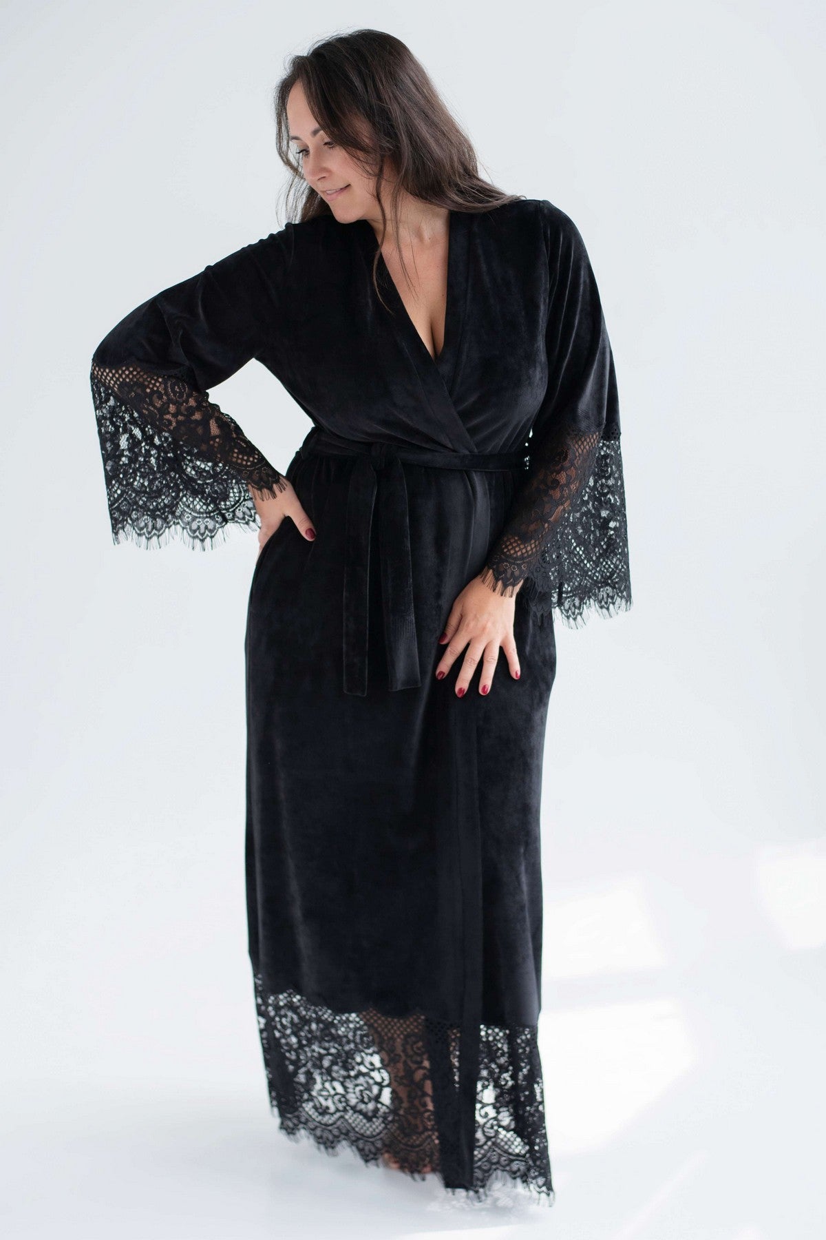 Длинный велюровый халат с кружевом 1931 black