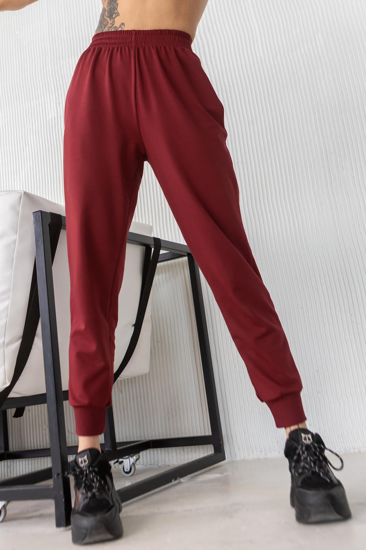 Брюки-джоггеры с карманами E1-LD37