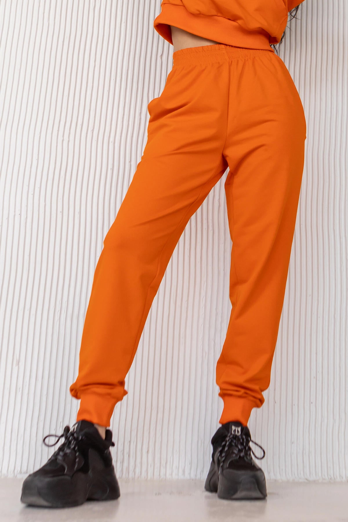 Брюки-джоггеры с карманами E1-LD58