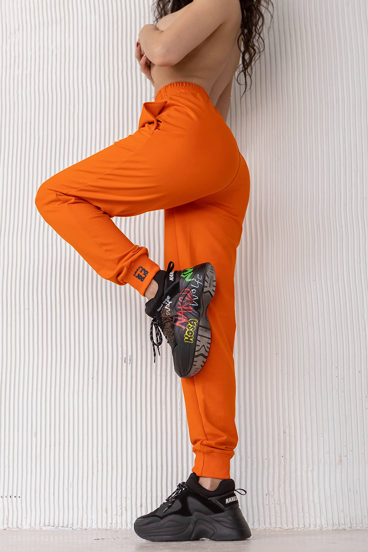 Брюки-джоггеры с карманами E1-LD58