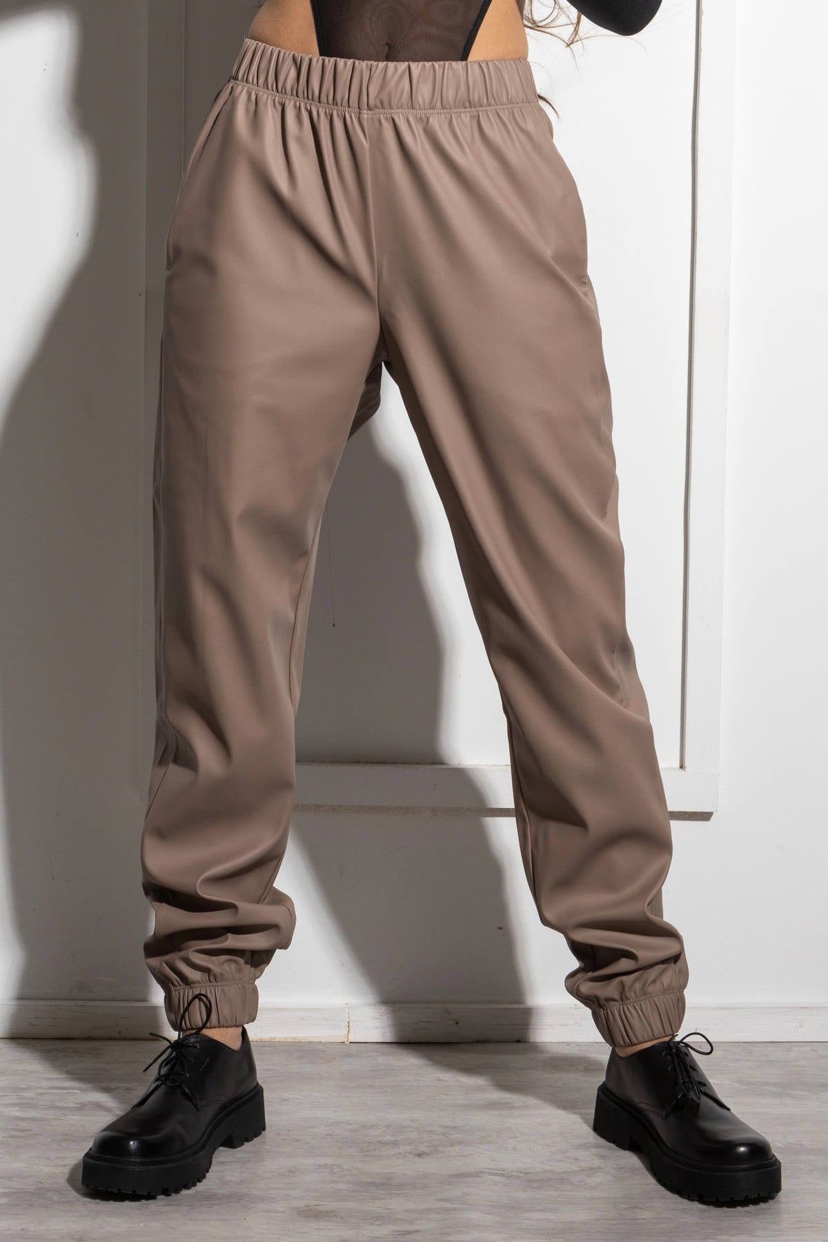 Брюки-джоггеры из эко-кожи E8-K32