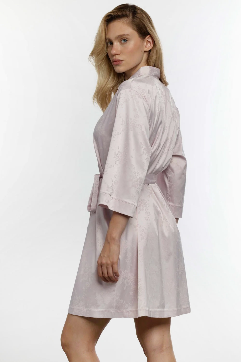 Атласный халат с цветами 8249.5 light rose