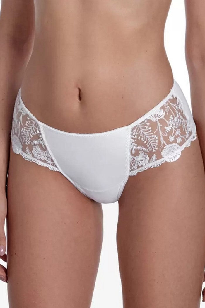 Трусики бразилиана с вышивкой Маршмелоу С179 white