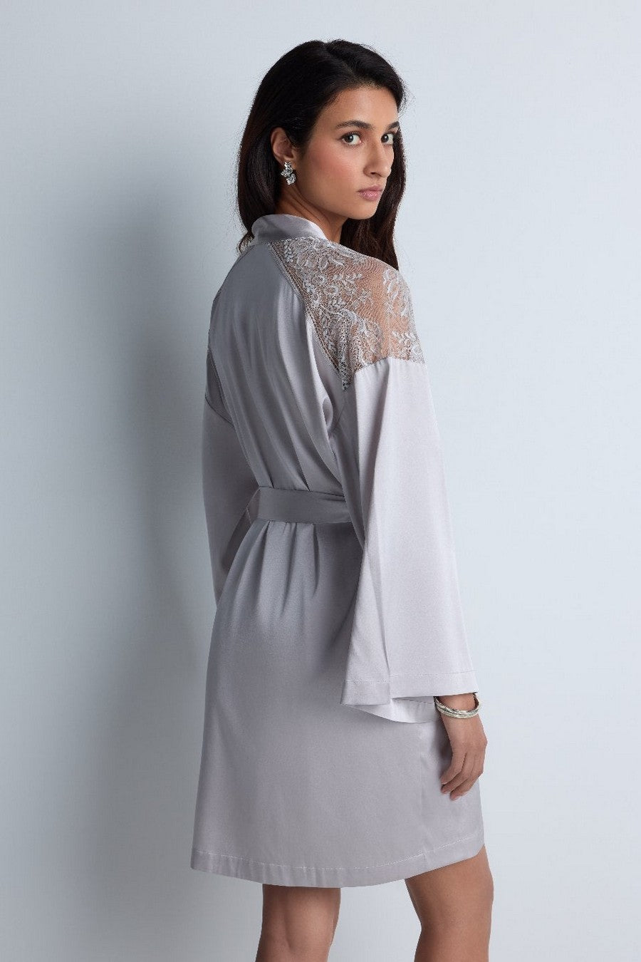 Шелковый халат с кружевом 2S65 Midnight Whisper cosmos silver